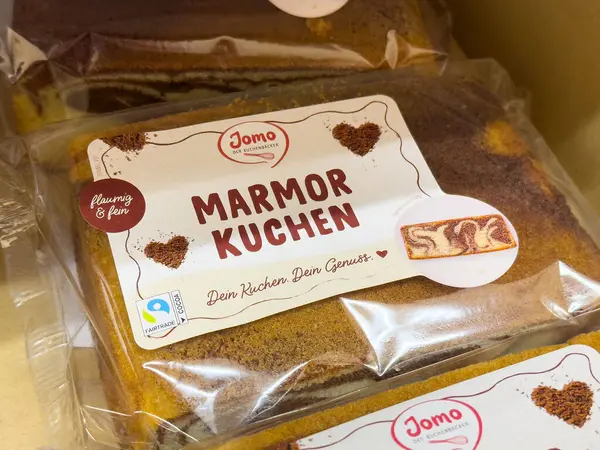 Kalp tasarımı etiketli paketlenmiş mermer pasta dilimleri gösterir.