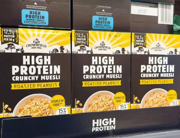 Rafta kızarmış fıstık bulunan yüksek protein müsli kutuları..