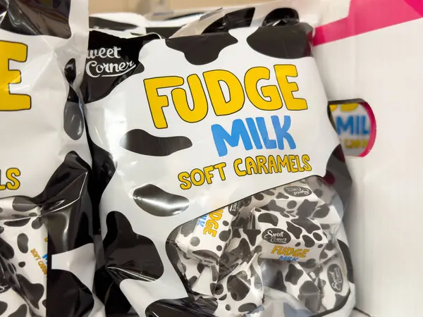 Siyah ve beyaz inek desenli ambalajlı yumuşak karamel..