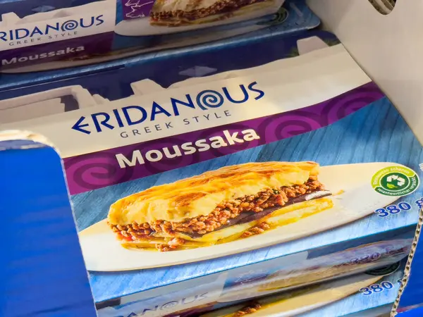 Süpermarket görünümünde Yunan stili musakka ambalajı.
