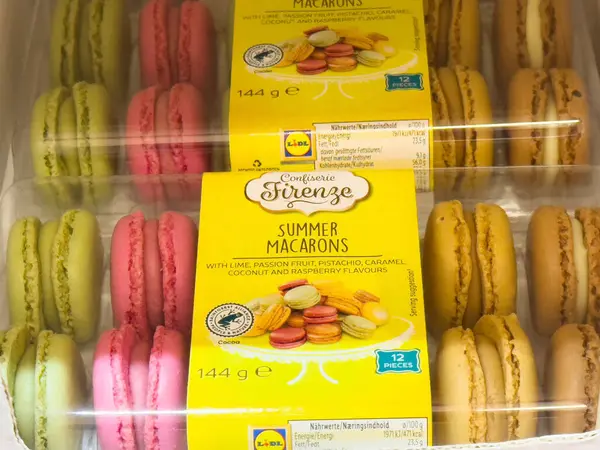 Paketlemedeki çeşitli makaron tatları: kireç, tutku meyvesi, şam fıstığı, karamel, hindistan cevizi, ahududu.