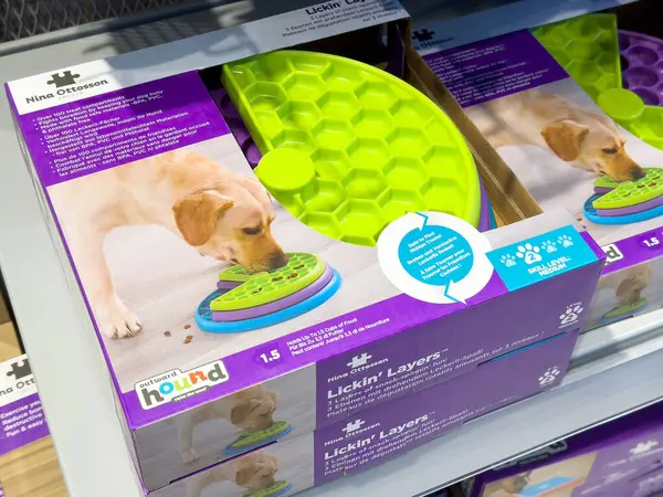 Etkileşimli köpek beslemesi için köpek yapboz paketi.