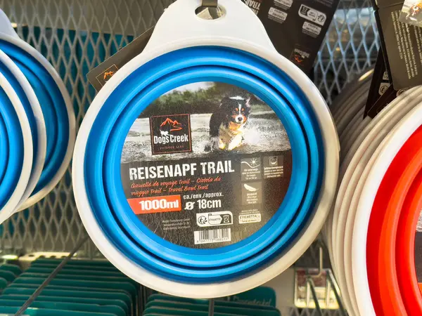 Mavi ve kırmızı dizaynlı açık hava maceraları için katlanabilir köpek kasesi..