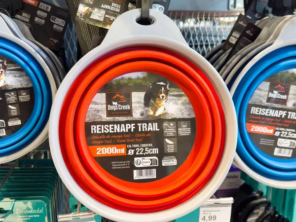 Katlanabilir köpek kaseleri açık hava maceraları için sergileniyor.