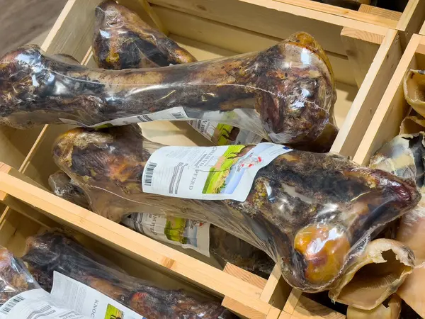 Hayvan dükkanında ahşap sandıkta istiflenmiş büyük paket köpek kemikleri..