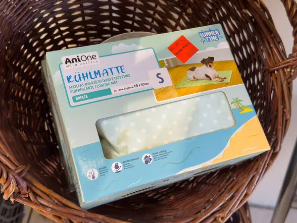 Puantiyeli küçük paket halinde köpekler için soğutma minderi.
