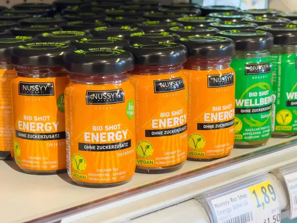Markette turuncu ve yeşil etiketli vegan organik enerji çekimleri sergileniyor.