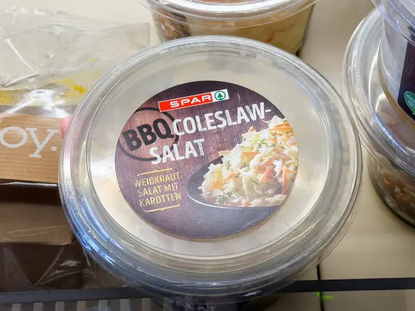 Kapağında malzemeler olan lahana salatası paketi..