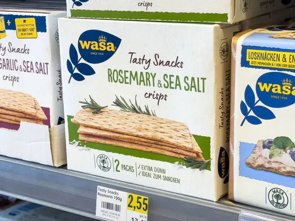 Biberiye ve deniz tuzu cipsleri ambalaj detaylarıyla dolu rafta duruyor..