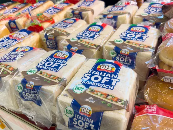 Süpermarkette İtalyan usulü sandviç ekmeği..