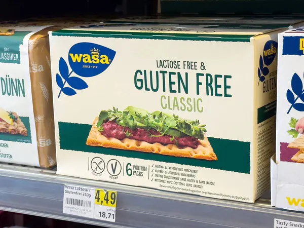 Glütensiz ve laktozsuz krakerler rafta duruyor..