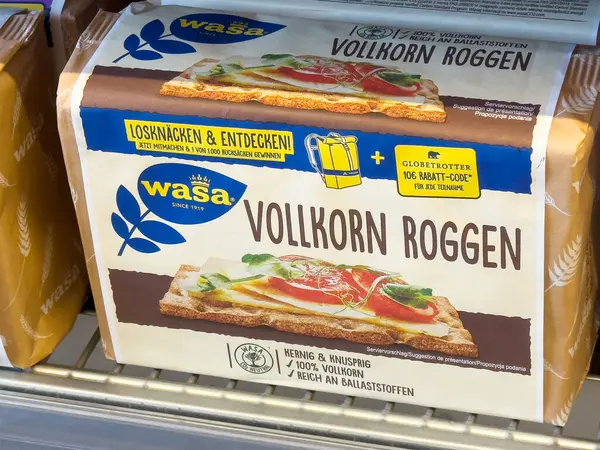 Tam tahıllı çavdar ekmeği paketi markette sergileniyor..