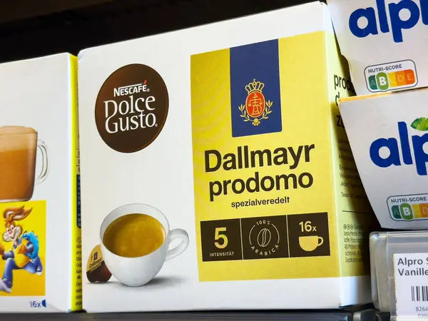 Dallmayr prodomo kahve kutusu rafta. Yoğunluk derecesi ve Arabika notuyla birlikte..