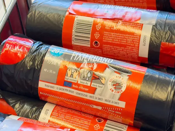 Kullanım talimatı ve etiketli kırmızı ve siyah çöp torbaları.