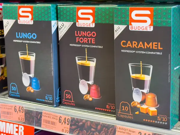 Kahve kapsülü çeşitleri rafta sergileniyor.