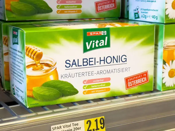 Erzak rafında C vitamini olan adaçayı paketi.