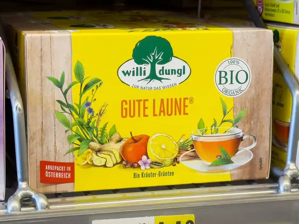 Markette meyve tasarımı sergilenen organik bitki çayı ambalajı.