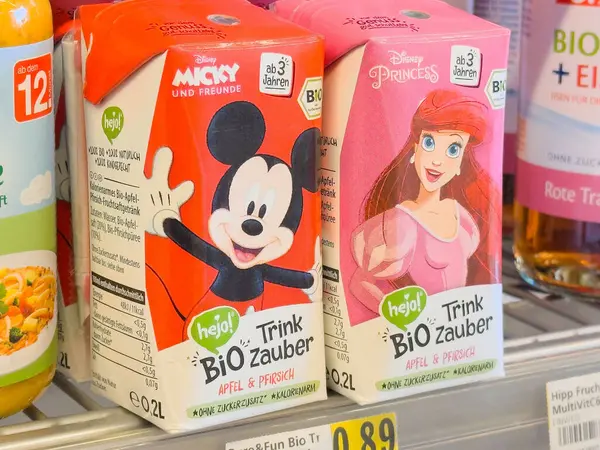 Mickey Mouse ve Prenses Ariel ile çocuklar için Disney meyve suyu kutuları.