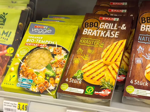Vegan tempeh ve bbq kızarmış peynir paketleri süpermarketin rafında..