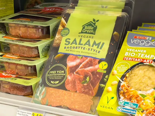 Süpermarkette vejetaryen salam seçimi.