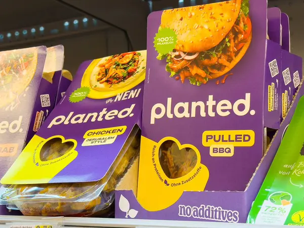 Çekilmiş bbq ve tavuk Kudüs usulü vegan ürünleri sergileniyor.