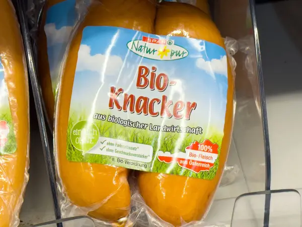 Rafta sergilenen Avustralya tarımından ambalajda organik sosisler.