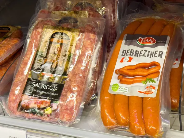 Markette paketlenmiş salsiccia ve debreziner sosisler..