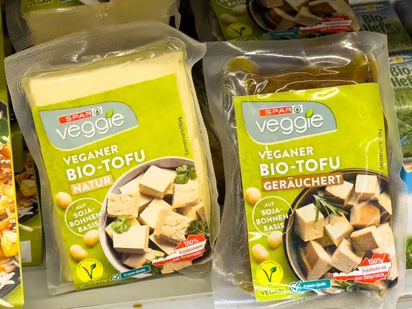 Organik vejetaryen tofu çeşitleri: çevre dostu paketlemede doğal ve tütsülenmiş seçenekler.
