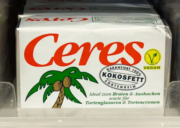 Pişirme ve kızartma için vegan etiketli Ceres hindistan cevizi yağı paketi.