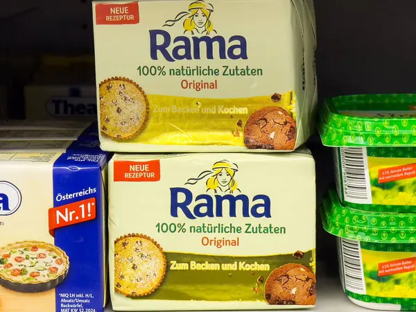 Raflarda pişirme ve pişirme için Rama margarin paketleme.