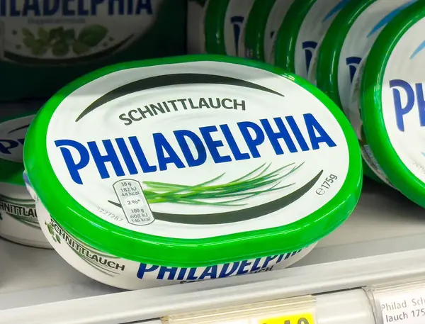 Markette sergilenen Frenk soğanı aromalı Philadelphia krem peynir paketi.