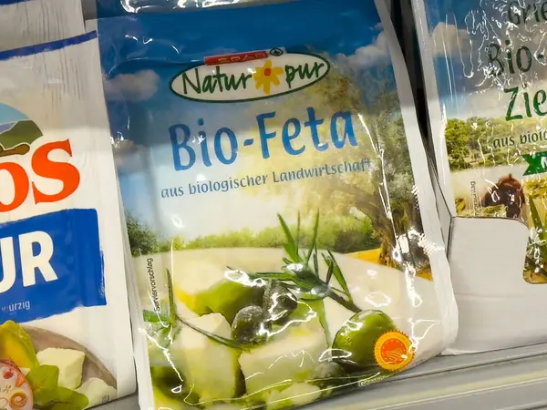 Market koridorunda organik biyo-peynir paketleme.