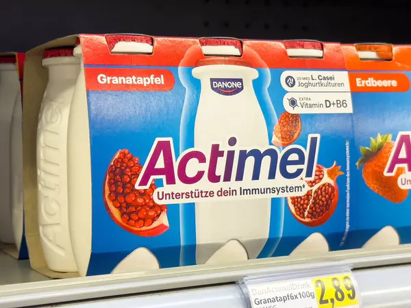 Rafta Actimel nar ve çilekli probiyotik içecek paketi.
