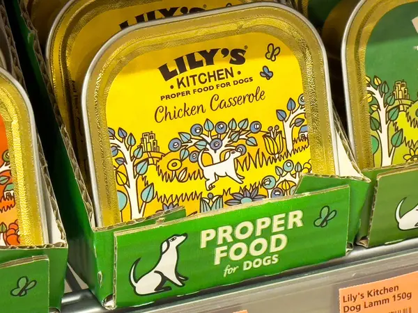 Lily 'nin mutfak tavuğu güveç köpek maması ambalajı..