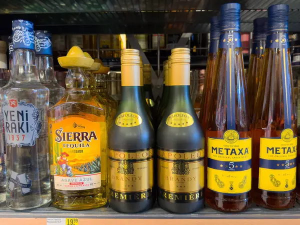 Tekila, brendi ve Yunan içkilerinin yer aldığı çeşitli içki şişeleri.
