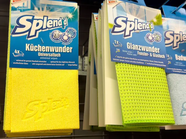 Parlak sarı ve mavi harika temizlik bezleri mağaza rafında sergileniyor..