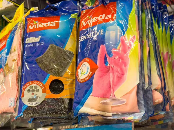 Mağazadaki çeşitli ev temizlik ürünleri.