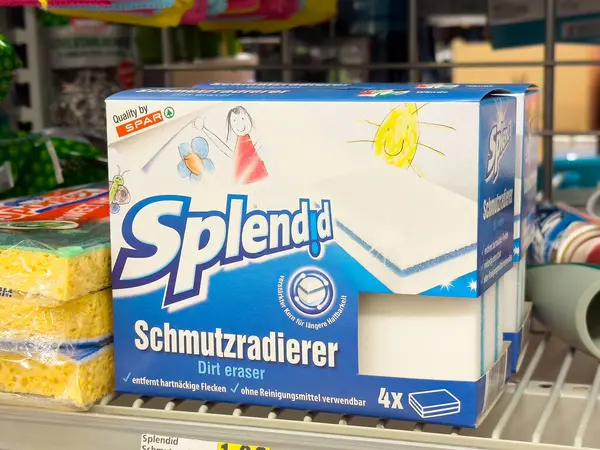 Mağaza koridorunda muhteşem bir kir silgi görüntüsü.