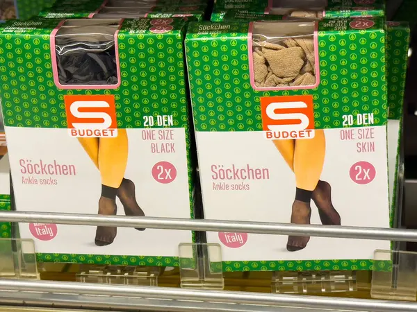 Perakende mağazasında bütçe bilekliği ambalaj görüntüsü.