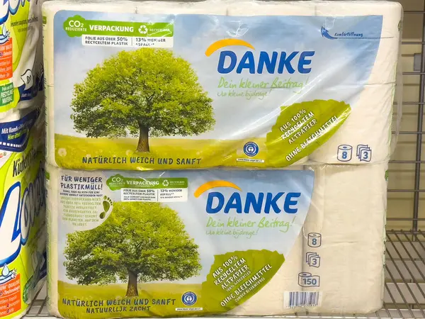 Ağaç tasarımı ve sürdürülebilirlik iddiaları içeren çevre dostu tuvalet kağıdı ambalajı.