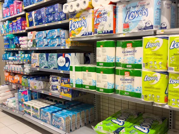 Raflarda kağıt havlular ve tuvalet kağıdı sergisi olan koridoru sakla.