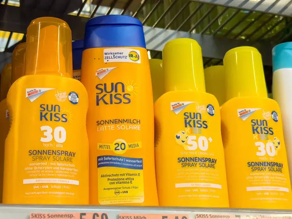 Güneş kremi ekranını spf 30 ile öp ve rafta 50 seçenek oluştur.