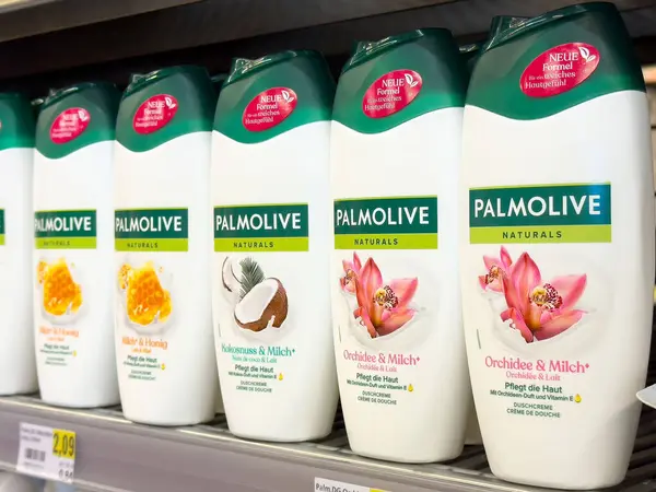Palmolive yerlileri raflarda çeşitli banyo jeli şişeleri sergileniyor..