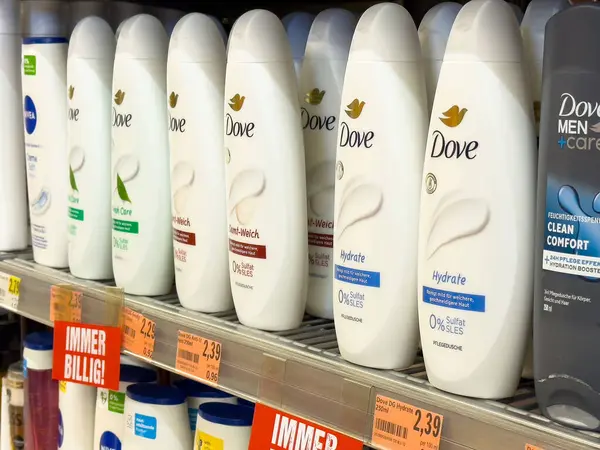 Rafta çeşitli güvercin şampuan şişeleri var..