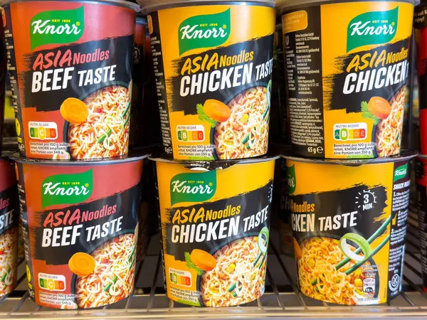 Marketin rafında et ve tavuk aromalı hazır şehriye fincanları..