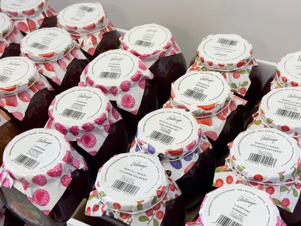 Dekoratif kapaklı çeşitli meyve reçelleri..