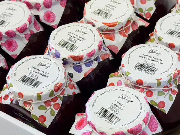 Cam kavanozlarda dekoratif etiketli çeşitli meyve reçelleri..