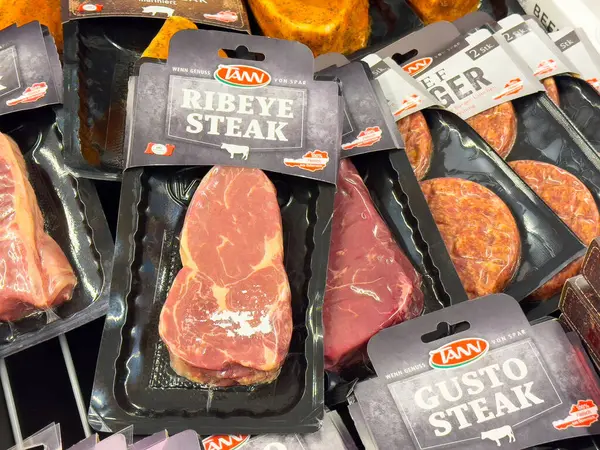 Çeşitli paketlenmiş etler sergilenmektedir: süpermarkette pirzola, zevk, hamburger biftekleri.