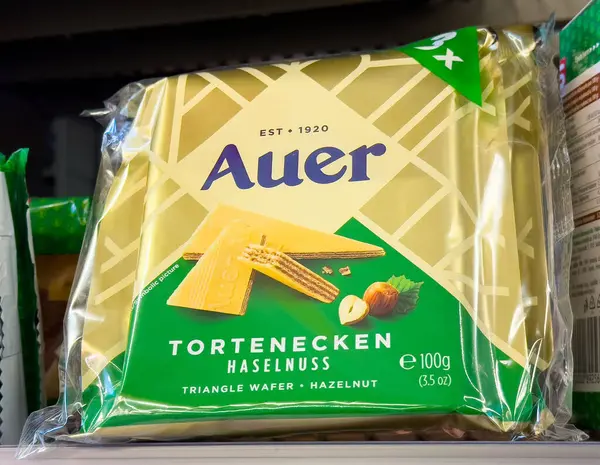 Depolama rafında otomatik tortenecken fındıklı gofret paketi.