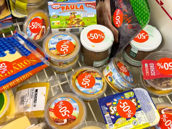 Dondurulmuş bölümde% 50 indirimli süt ürünleri..